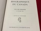 Quelqu'un est en train de lire un livre sur une table recouverte d'une nappe rouge.