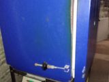 une machine bleue qui se trouve dans une pièce
