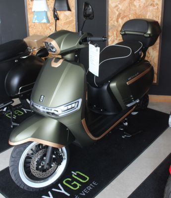 une moto posée sur un tapis dans une pièce
