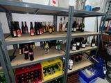 de nombreuses bouteilles de bière sur les étagères de la pièce