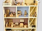 une maison de poupées contenant de nombreux meubles