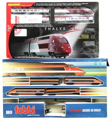 une boîte avec un train dessus et une boîte avec un train dessus