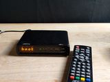 deux télécommandes posées sur une table à côté d'une télécommande