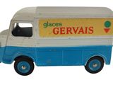 un petit camion miniature avec une pancarte sur le côté
