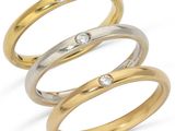 trois bagues en or et en argent serties de diamants sur fond blanc