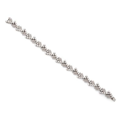 gros plan d'un bracelet en diamant sur fond blanc