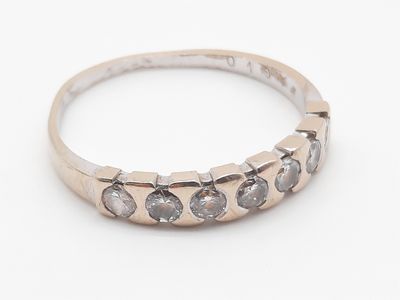 un gros plan d'une bague en argent sertie de pierres grises