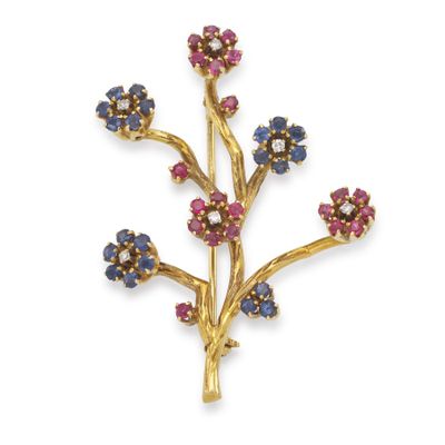 une broche en forme de fleur en or, saphir et diamants