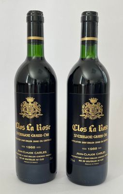 deux bouteilles de vin posées l'une à côté de l'autre sur une surface blanche