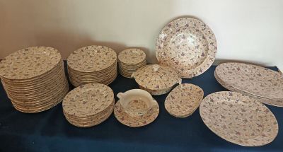 LIMOGES, Partie de service en porcelaine comprenant : 19 ass…