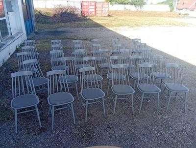 a lot of chairs that are sitting outside of a building