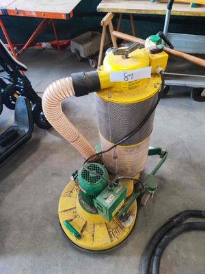 une machine posée sur le sol du garage