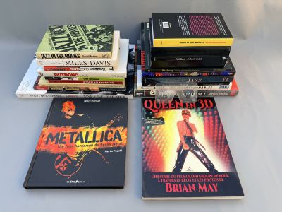 un grand nombre de livres empilés les uns sur les autres