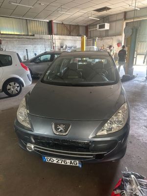 une voiture garée dans un garage