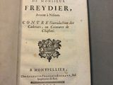 un livre ouvert sur lequel figure la photo d'un homme
