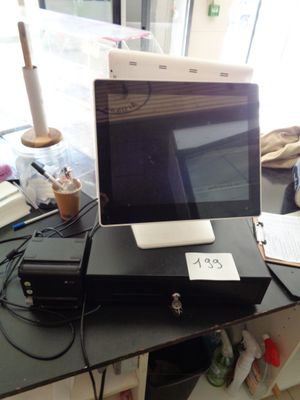 un ordinateur portable posé sur un bureau noir