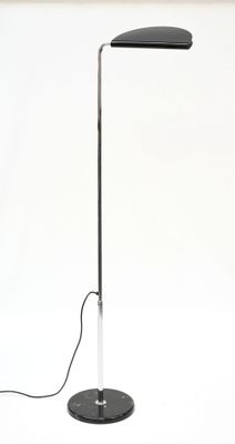 l'image d'une lampe posée sur une table