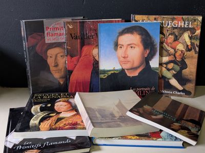 plusieurs livres sont empilés sur une table