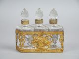 une bouteille en verre ornée d'un décor doré sur le goulot