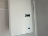 une photo d'un tableau électrique blanc fixé au mur