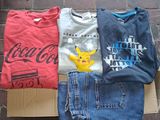 trois paires de jeans et un t-shirt posés sur un carton
