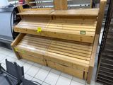 un présentoir composé d'étagères en bois dans un magasin, destiné à la vente