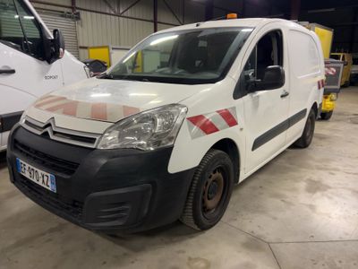 une camionnette blanche garée dans un garage