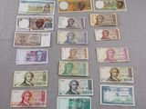 Plusieurs billets de banque différents sont disposés sur une table