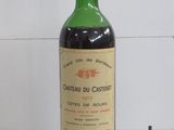 une bouteille de vin posée sur une table