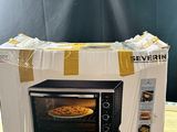une boîte contenant une pizza, posée sur une table