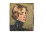 portrait d'une jeune femme en manteau noir devant un mur blanc