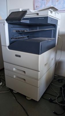 une imprimante blanche et bleue posée sur un bureau