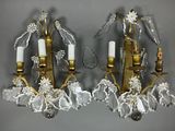paire d'appliques en laiton et cristal ornées de fleurs et de feuilles