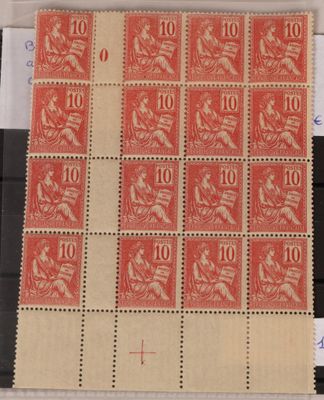 un gros plan d'une feuille de timbres posée sur un morceau de papier