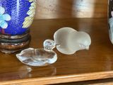 deux vases posés sur une table, avec un vase bleu à l'arrière-plan
