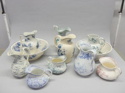 de nombreux types de vases et de bols sur la table