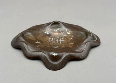 une image représentant un objet métallique posé sur une table