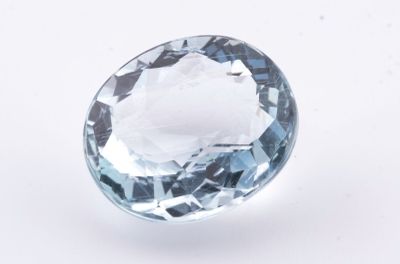 une image représentant des pierres précieuses de topaze bleue sur une surface blanche