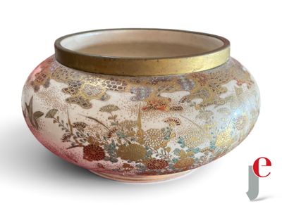 un vase muni d'un couvercle doré