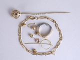 beaucoup de bijoux en or sur une surface blanche