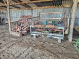 une grange qui contient beaucoup de vieilles machines