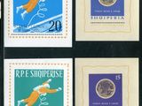 quatre timbres sur lesquels figurent un cheval et un chien