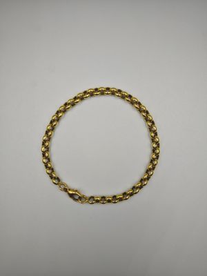 un bracelet en or sur fond blanc