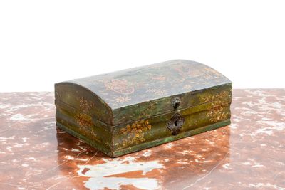 une petite boîte en bois posée sur une table en marbre