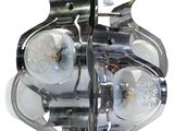 une lampe en métal suspendue au plafond