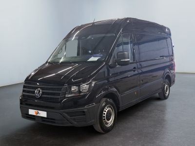 la photo d'une camionnette noire garée dans une pièce