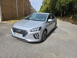 une voiture argentée garée sur le bord d'une route, à côté d'un immeuble