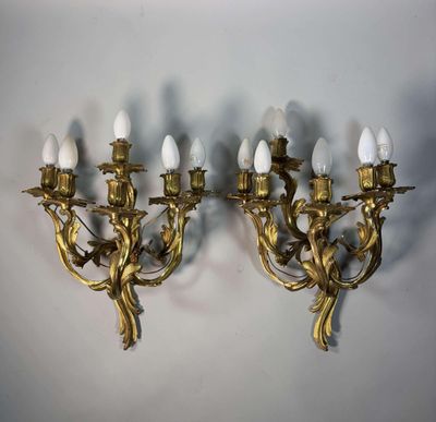 paire d'appliques murales anciennes en laiton avec des ampoules en verre blanc