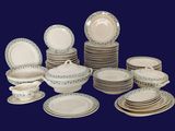 une photo représentant un ensemble d'assiettes et de bols sur fond bleu