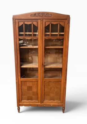 une photo d'une armoire en bois avec des portes vitrées et des tiroirs